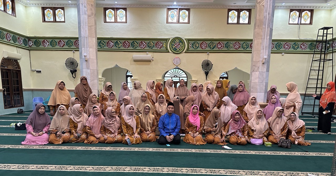 H. Markarius Anwar Isi Tausiyah Peringatan Maulid Nabi di Masjid Al-Huda