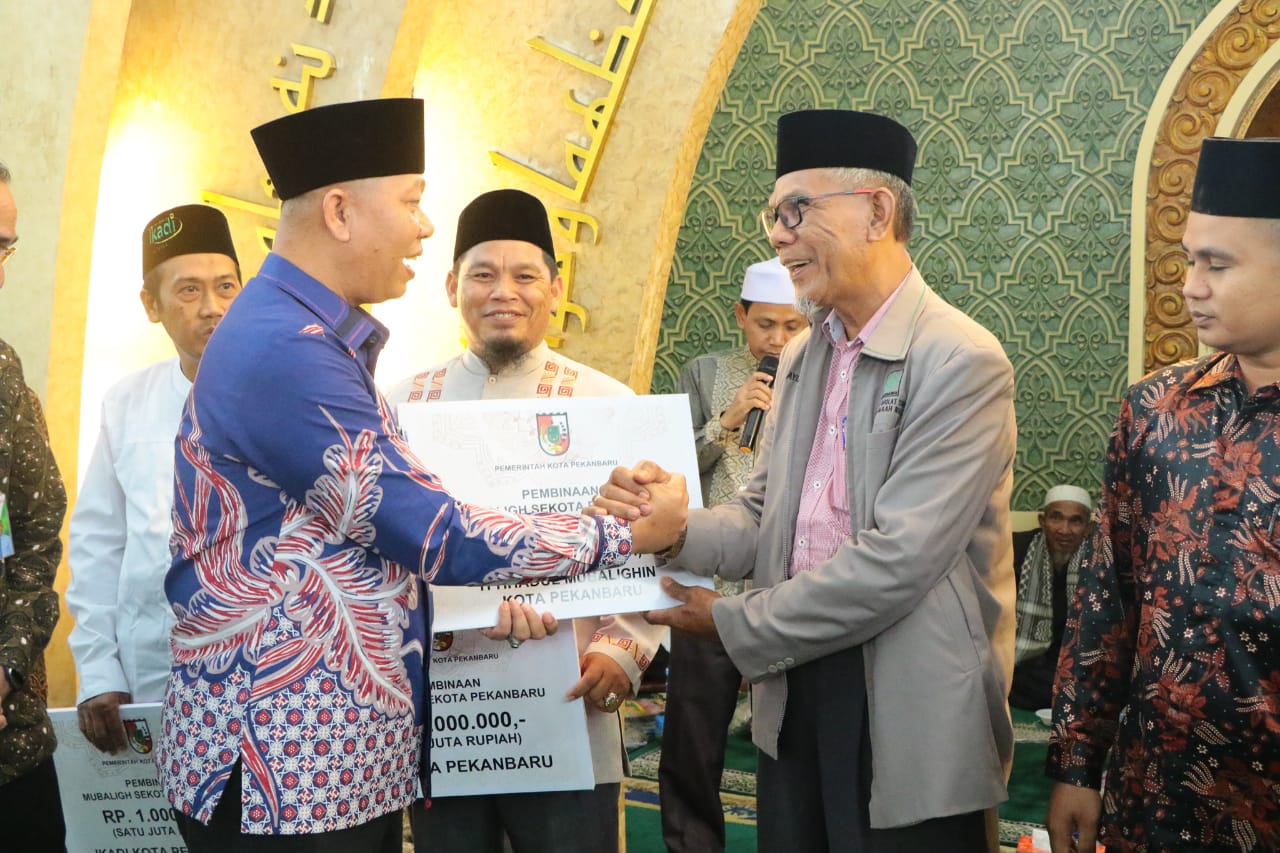 Pemko Pekanbaru Serahkan Insentif Rp1,5 Miliar ke Mubaligh dan Ulama