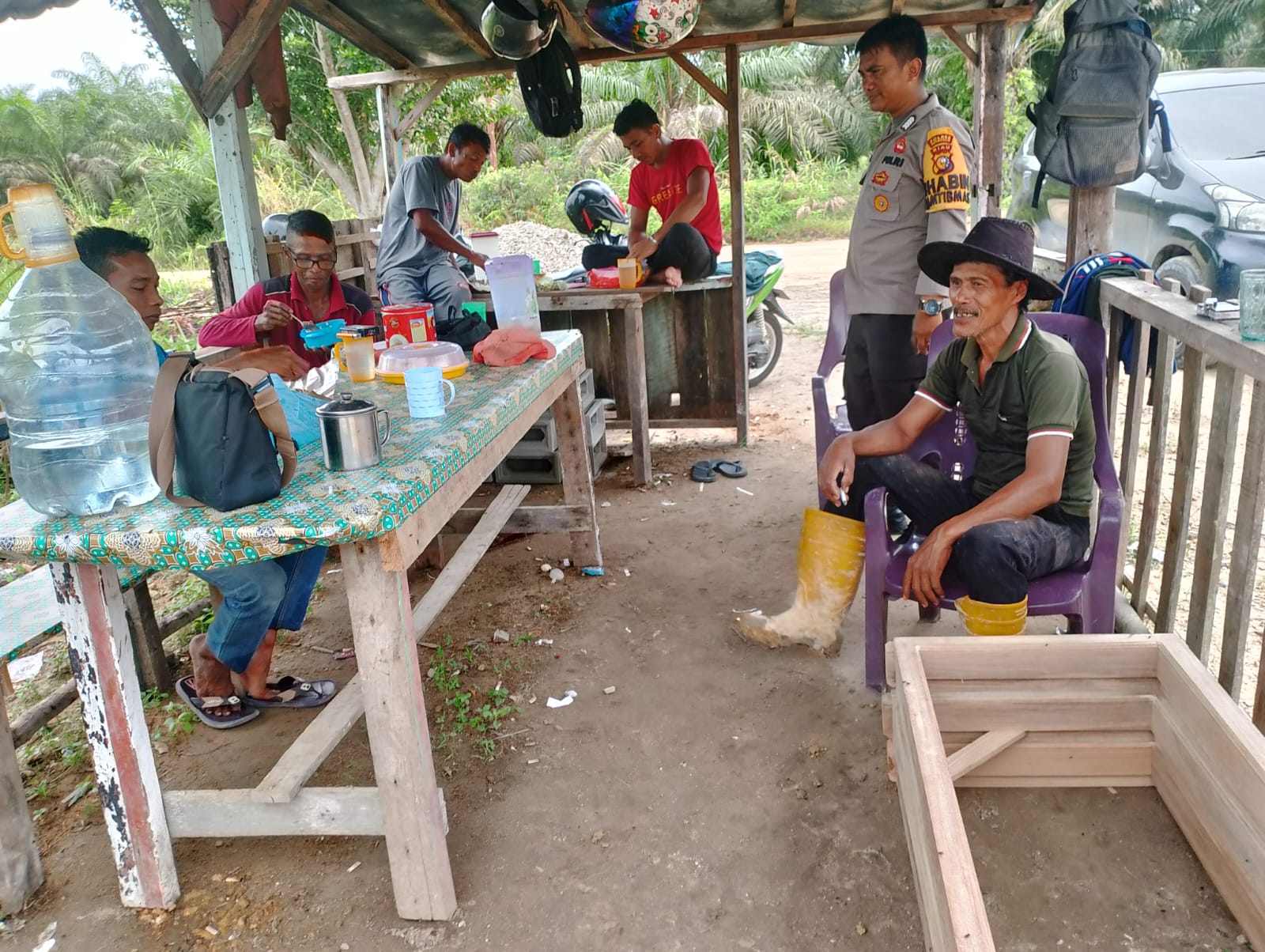 Bhabinkamtibmas Polsek Mandau Gencar Temui Warga untuk Dukung Pilkada Damai 2024