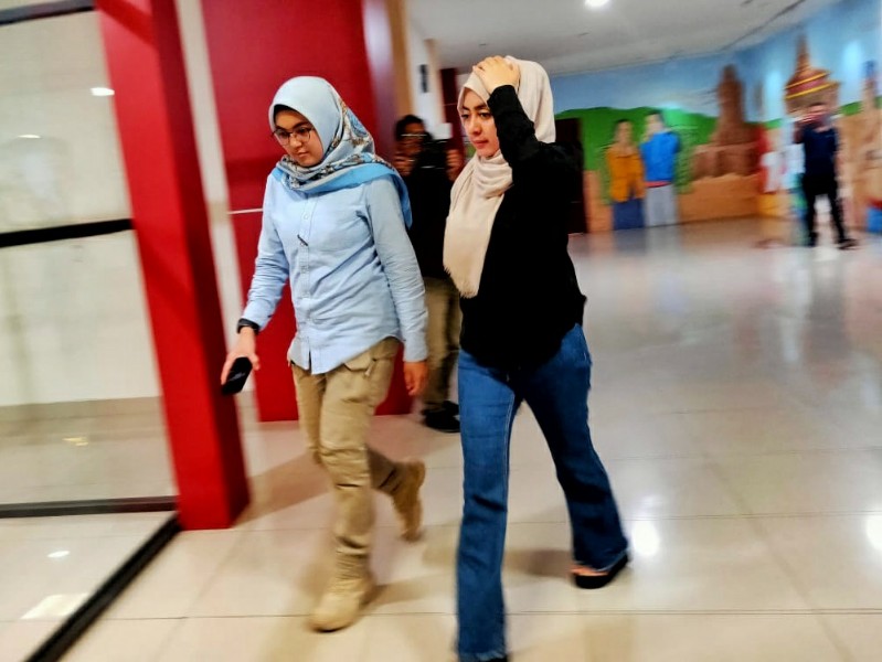 Tenaga Harian Lepas Serahkan Barang Mewah Terkait Dugaan Korupsi SPPD Fiktif di DPRD Riau ke Polisi