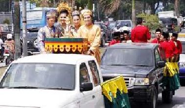 Piala Adipura Diarak Dari Bandara SSK II Pekanbaru