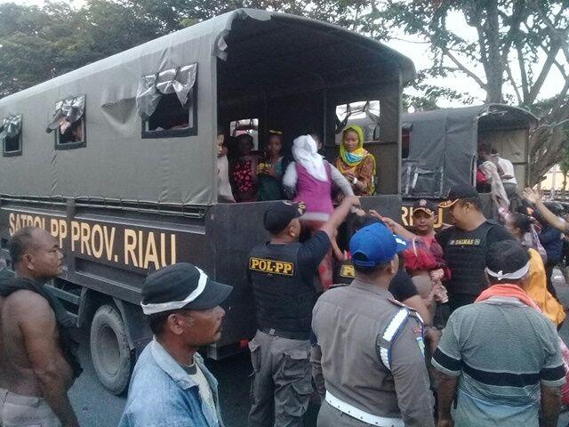 Demonstrasi Suku Sakai Selesai, Massa Dipulangkan Pakai Truk Satpol PP