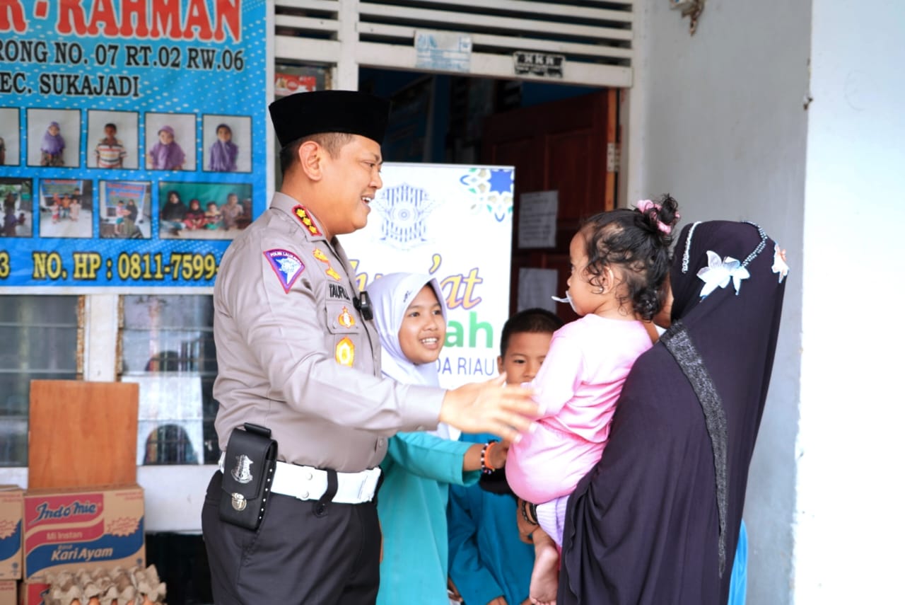 Dirlantas Polda Riau Salurkan Sembako di Panti Asuhan Ar Rahman Sembari Sosialisasikan Pemilu Damai