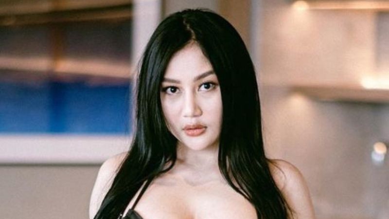 Pamela Safitri Pose Duduk di Meja, Maria Vania: Super Hot