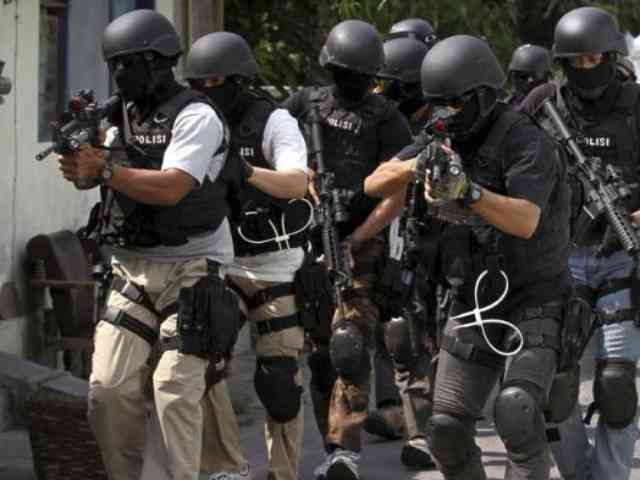 Terduga Teroris Surabaya Diciduk, Densus Angkut Sekarung Bahan Peledak