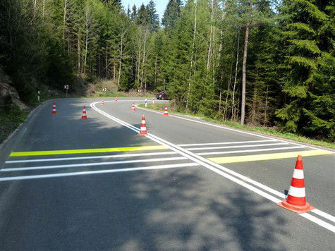 Kenapa Ada Benda Ini di Tengah Jalan Raya?