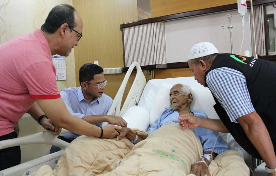 Dirut Garuda Tengok Nyak Sandang