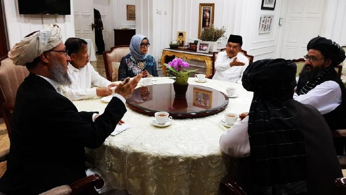 Respons Petinggi Taliban Saat Hamid Ingin Jadi Imam Salat