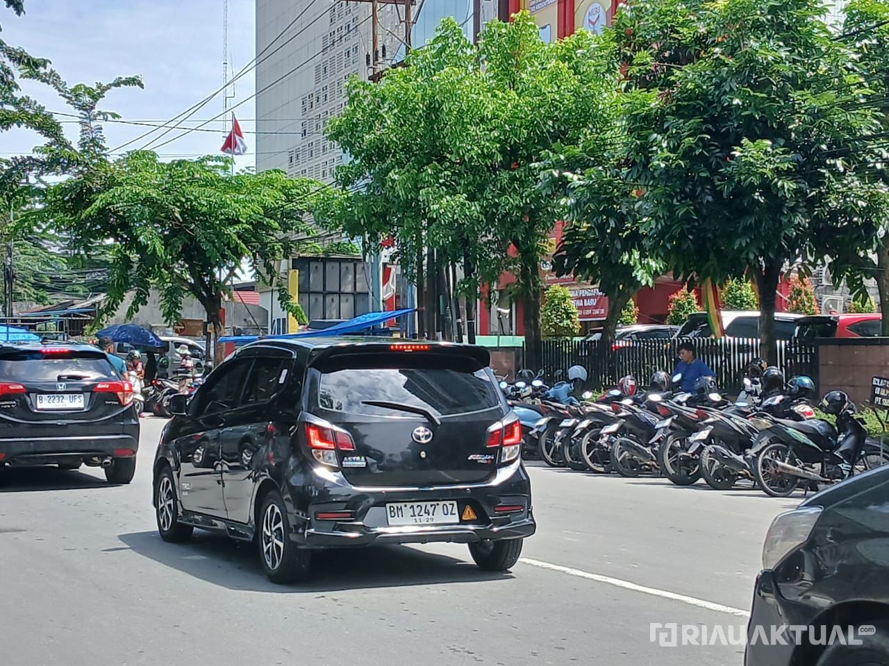 Rambu Diabaikan, Bahu Jalan Ahmad Yani Pekanbaru Jadi Lahan Parkir Liar