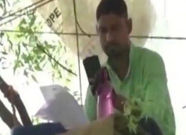 Susah Dapat Jaringan, Guru di India Mengajar Online dari Atas Pohon