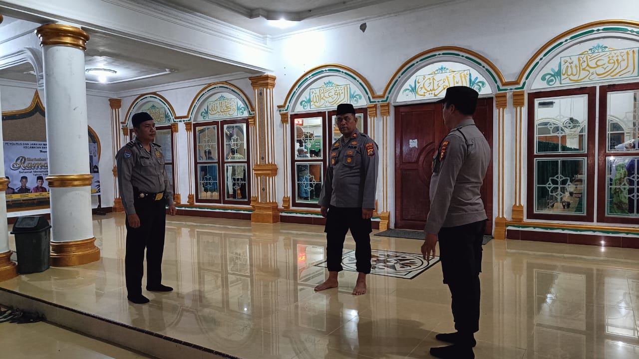 Kapolsek Bangko Pusako Pimpin Pengamanan Shalat Subuh dan Patroli Antisipasi Balap Liar