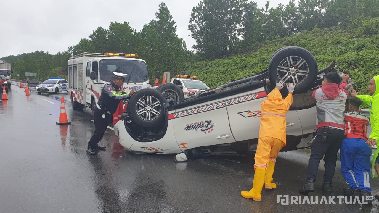 Satu Unit Mobil Travel Terbalik di Tol Permai Pekanbaru - Dumai