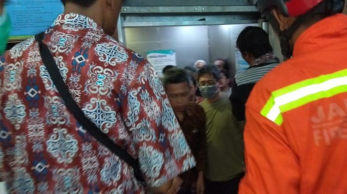 Overload, 17 Warga Terjebak dalam Lift Gedung di Jaktim