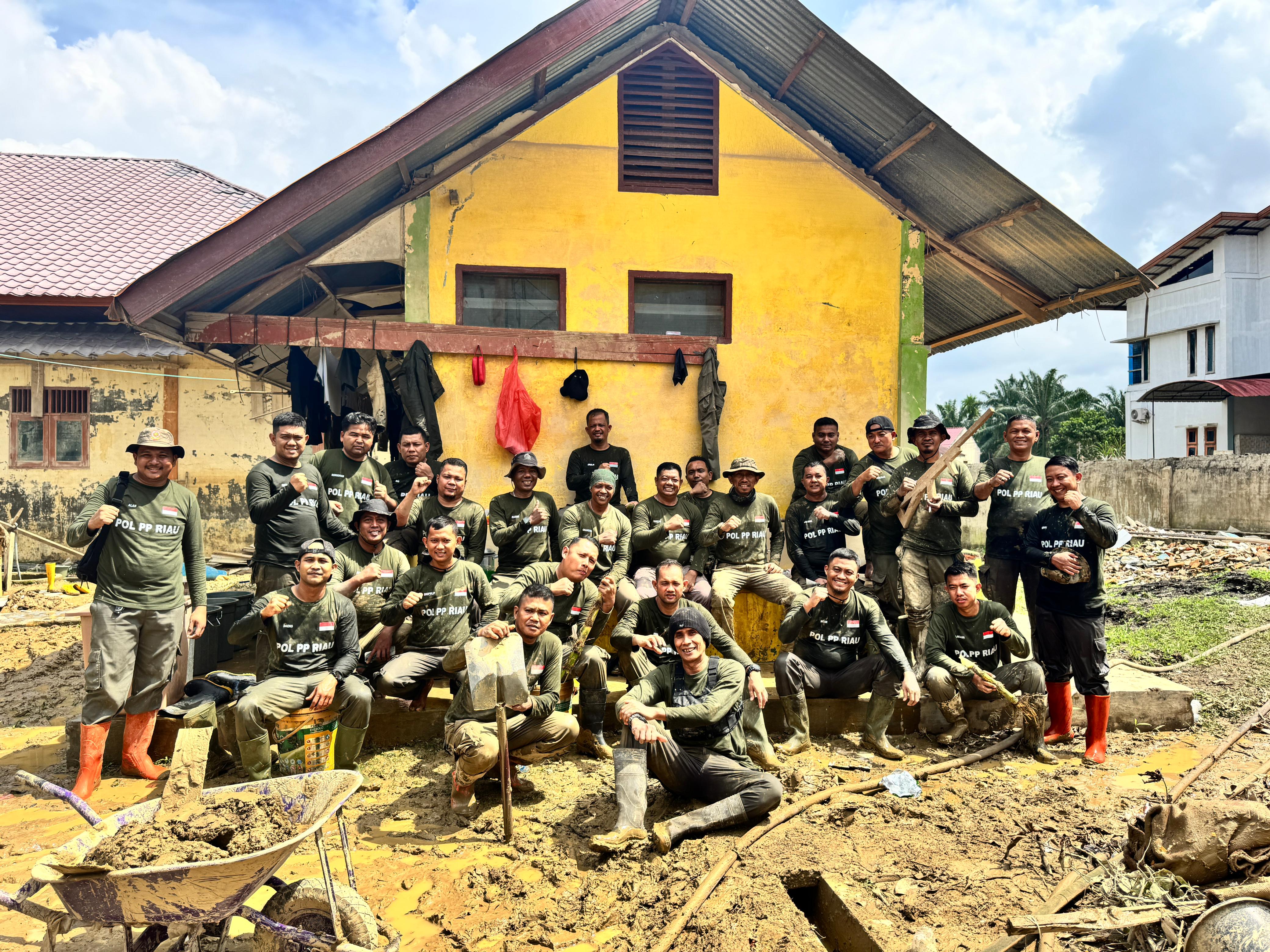 Satpol PP Riau Berjibaku Dalam Misi Pemulihan Infrastruktur di Aceh