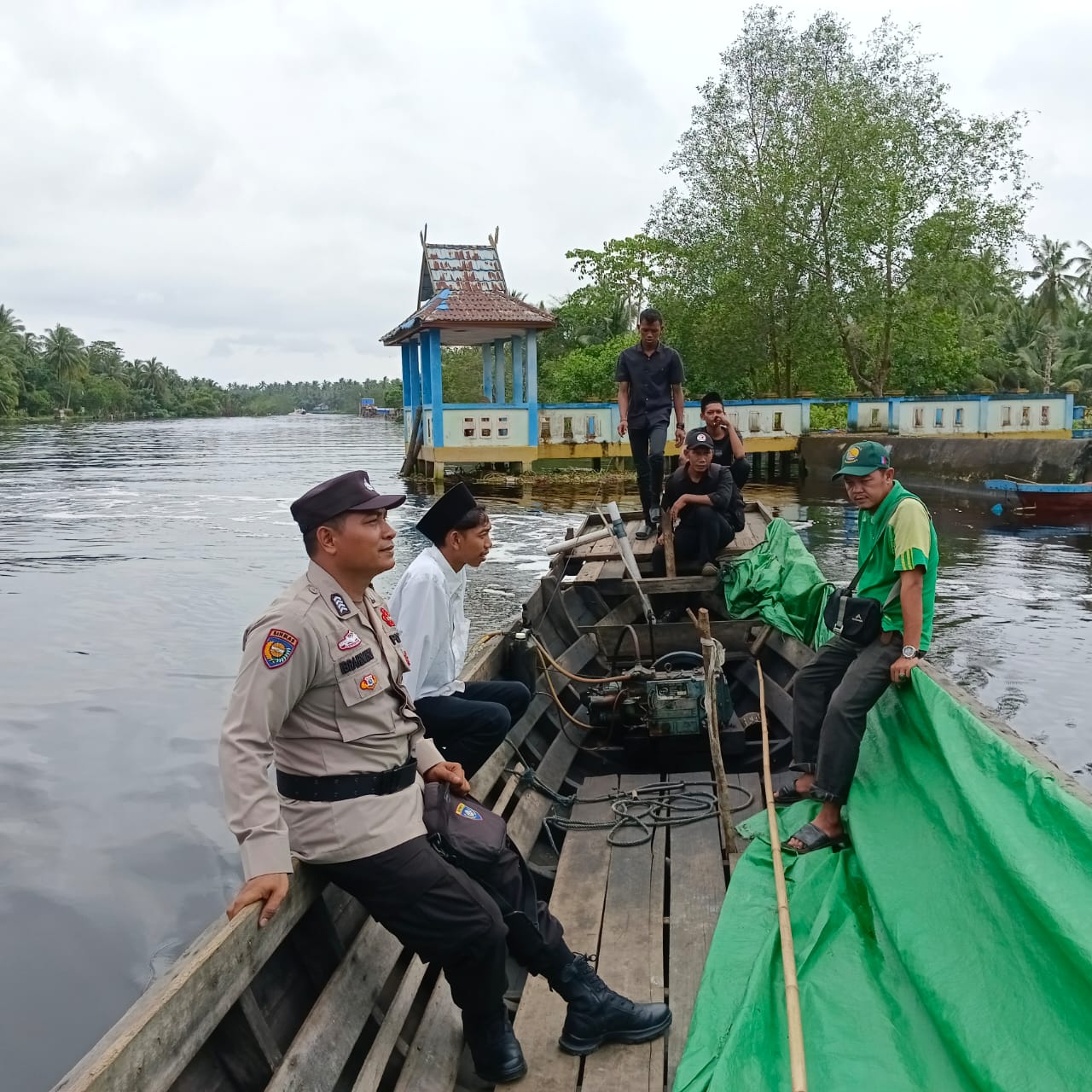 Seberangi Sungai, Polsek Pelangiran Sosialisasikan Pemilu 2024 dengan Cooling System