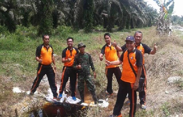 Antisipasi Karhutla, Jajaran Polres Kampar dan Polsek Tambang Perbaiki Kanal Bloking