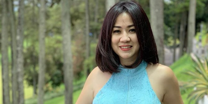 Tujuh Fakta dan Potret Cantik Tante Ernie, si Seksi 'Pemersatu Bangsa' yang Viral