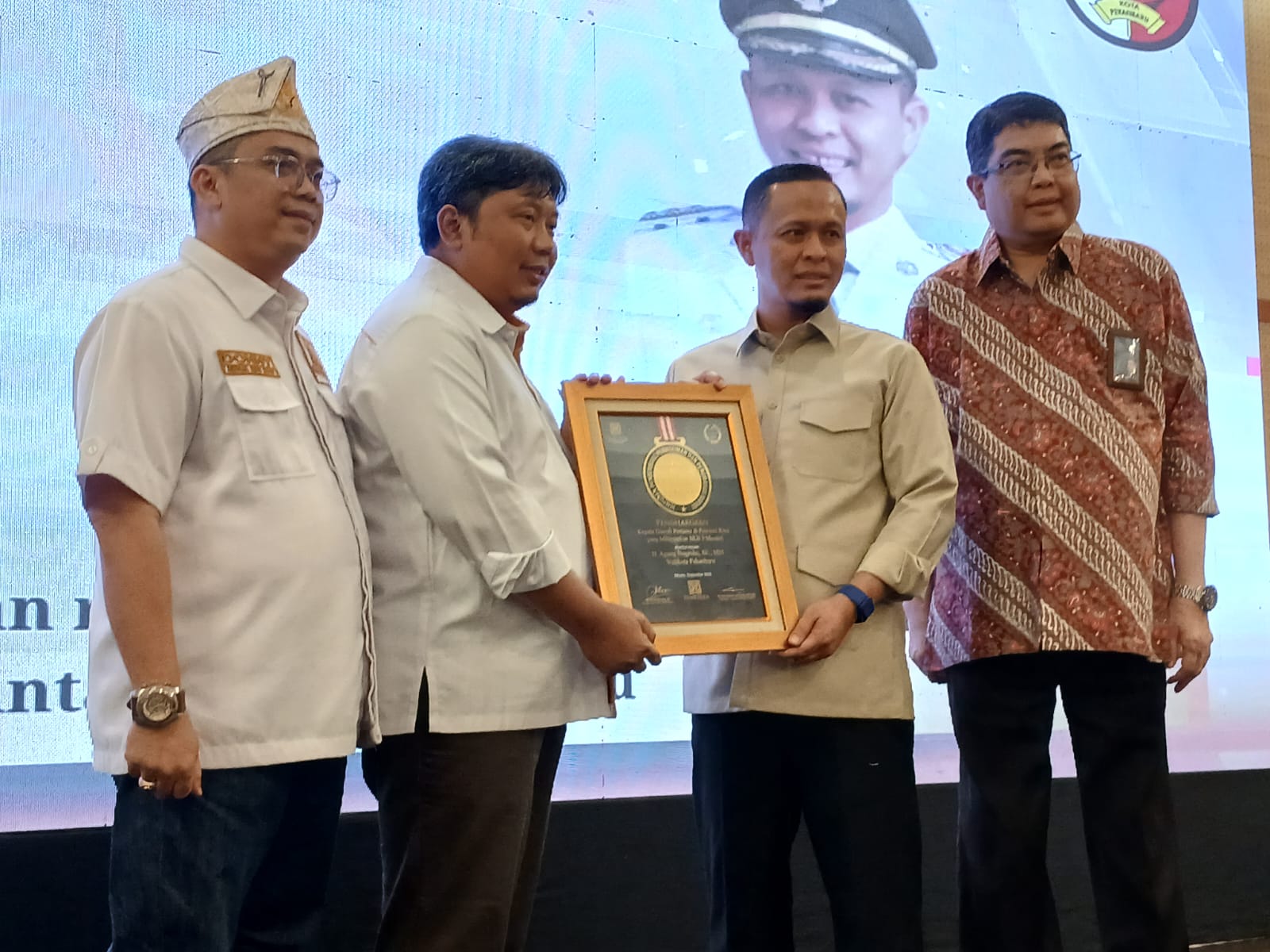 Percepat Pelaksanaan Program 3 Juta Rumah, Wako Pekanbaru Diganjar Penghargaan