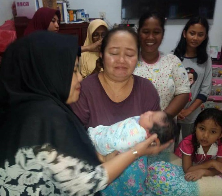 Heboh ! Bayi Masih Berlumuran Darah Ditemukan di Depan Rumah