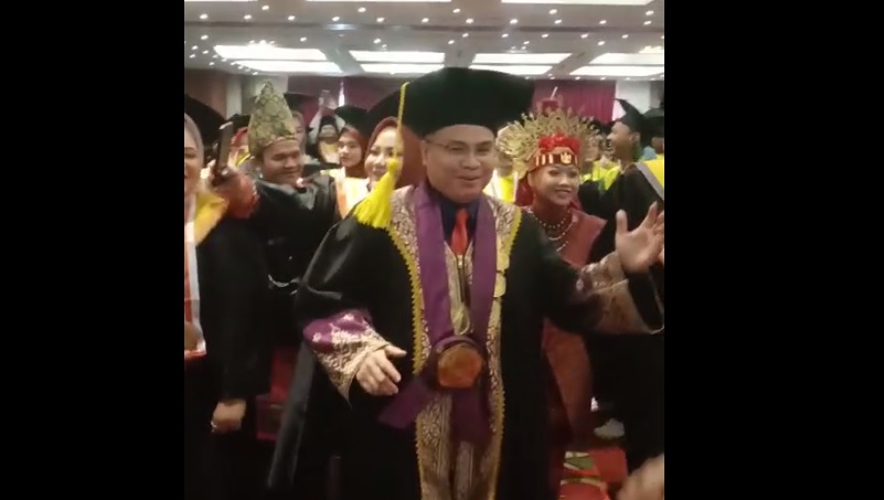 Tari Tor Tor dan Randai Goncang Wisuda Unilak, Indahnya Keberagaman di Kampus Unilak