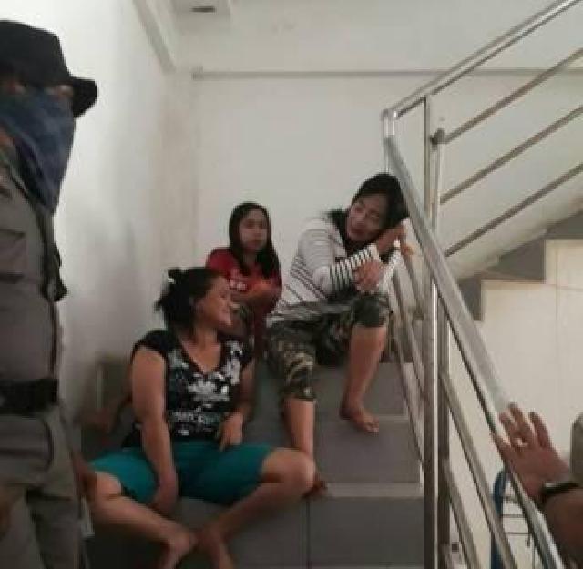Satpol PP Pekanbaru Tutup Paksa Aktifitas Panti Pijat di Sigunggung