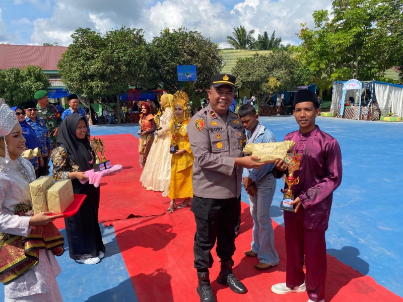 Kapolsek Tanah Putih Tanjung Melawan Sampaikan Pesan Kamtibmas Pilkada Damai di Pentas Seni SMAN 1 TPTM