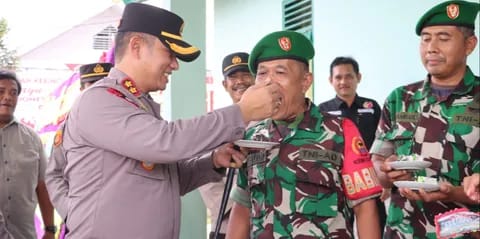 HUT TNI, AKBP Afrizal Beri Kejutan dan Suapi Nasi Kuning ke Prajurit