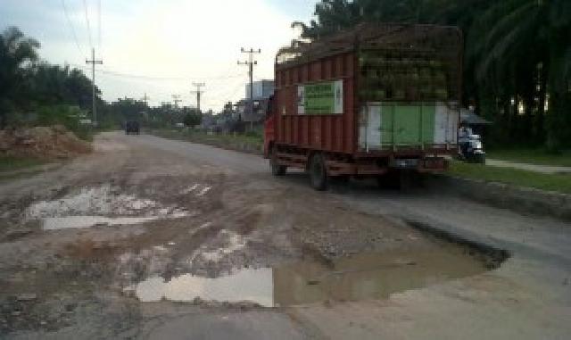 Jalan Lintas Ujungtanjung Rusak Parah