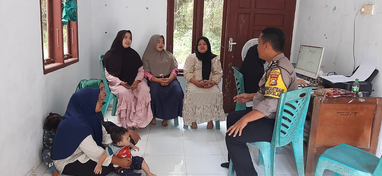 Bhabinkamtibmas Patroli dan Sosialisasi Pemilu Damai di Rohil