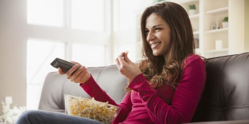 Nonton Gosip saat Puasa, Bagaimana Hukumnya?