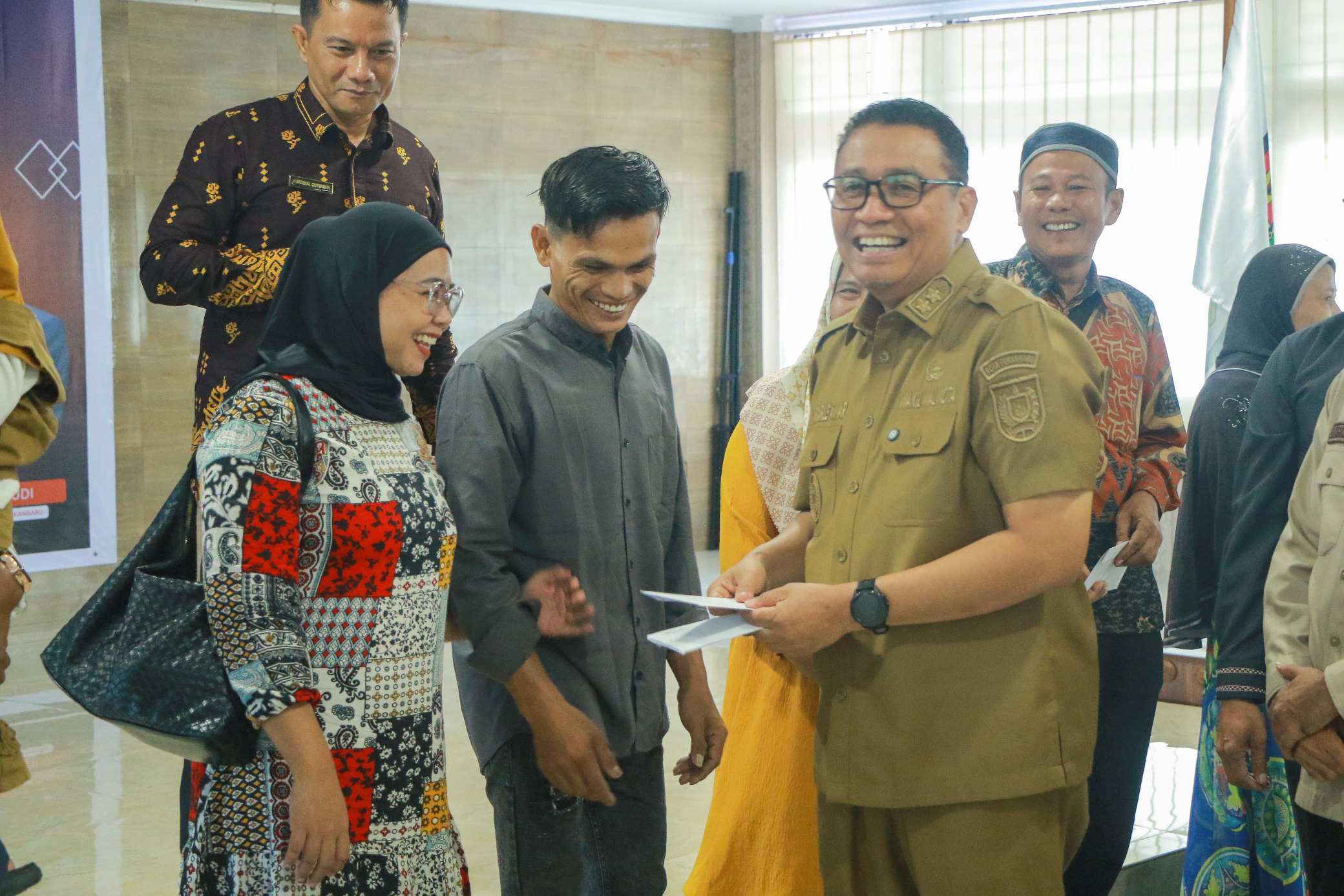Pemko Pekanbaru Serahkan Buku Nikah dan KK ke Puluhan Pasutri Peserta Sidang Isbat