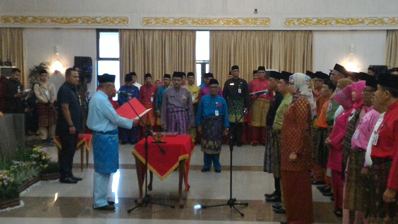 Gubri Lantik 12 Pejabat Eselon II dan 305 Eselon III dan IV