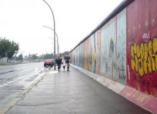 Wah! Wanita Ini Nikahi Tembok Berlin Selama 29 Tahun