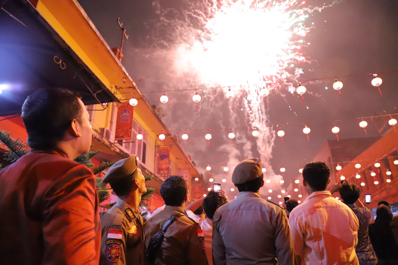 Saksikan Kembang Api Malam Perayaan Imlek, Pj Walikota Pekanbaru Harapkan Kolaborasi Antar Etnis