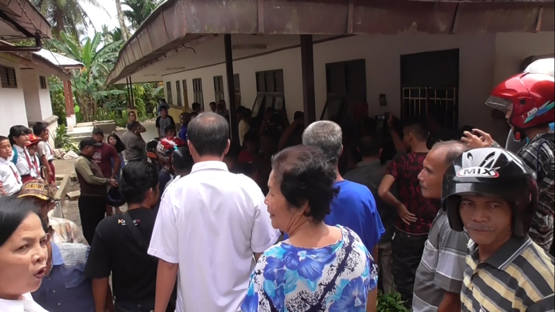 Diduga Cabuli Siswi, Guru SD Ini Dikepung Ratusan Warga, Beruntung Polisi Segera Datang