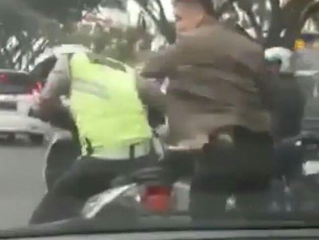 Viral Video Oknum TNI di Pekanbaru Ngamuk dan Pukul Helm Anggota Polantas