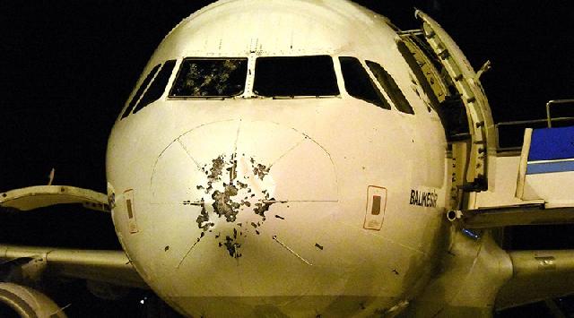 Astafirullah! Butiran Hujan Es Sebabkan Sejumlah Pesawat Rusak