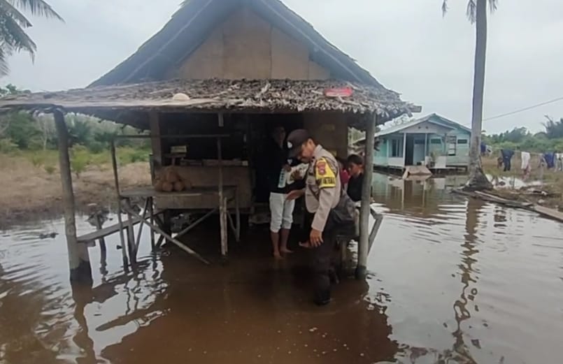 Polsek Bantan Berikan Sembako Kepada Warga Teluk Lancar
