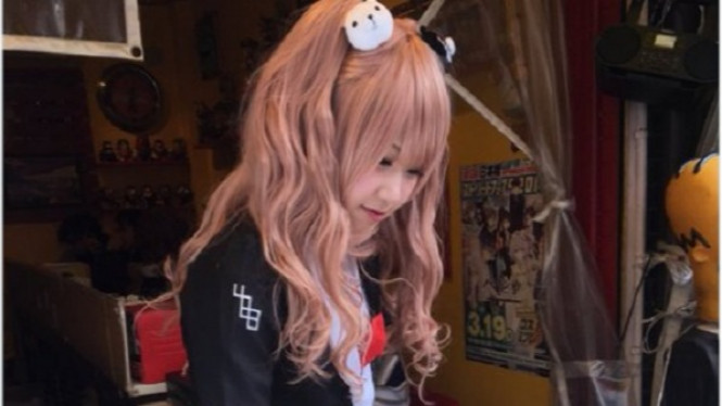 Penjual Takoyaki Cantik Ini Bikin Pelanggan Betah Melihatnya