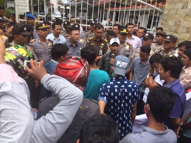 Datangi Kejati, Pendemo Tuding Keluarga Gubernur Riau Lakukan Pungli proyek