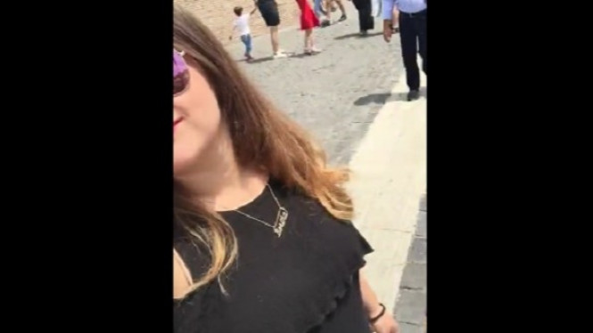 Lagi Selfie, Wanita Cantik Dapat Kejutan yang Tak Terlupakan