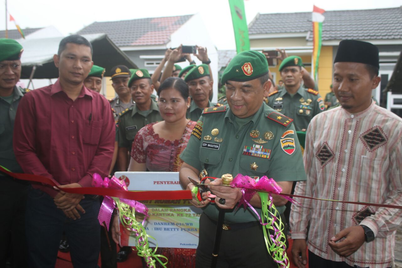 Danrem Edy Nasution Serahkan Satu Unit Rumah Kepada Ibu Beti 