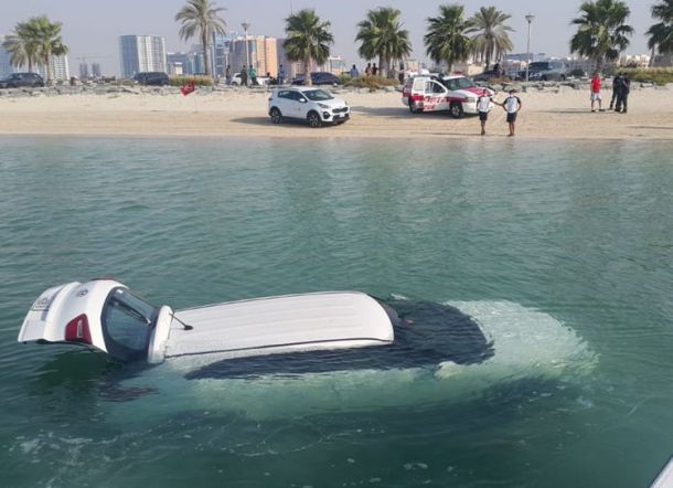 Karena Dapat Kabar Duka Lewat Telepon, Tanpa Sadar Wanita Ini Tercebur ke Laut Bersama Mobilnya