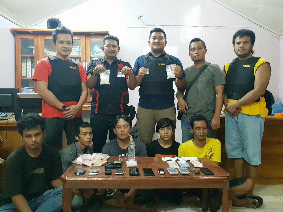 Sedang Pesta Sabu, Lima Warga Bengkalis Digerebek Polisi