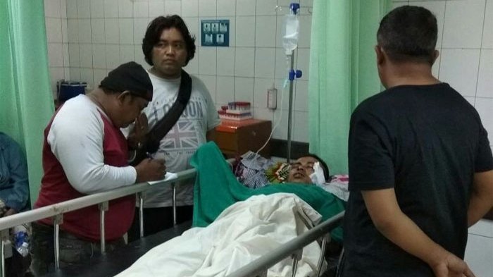 Pria Ini Mendadak Pukul Rekan Kerjanya Pakai Kapak di Depan Sang Istri