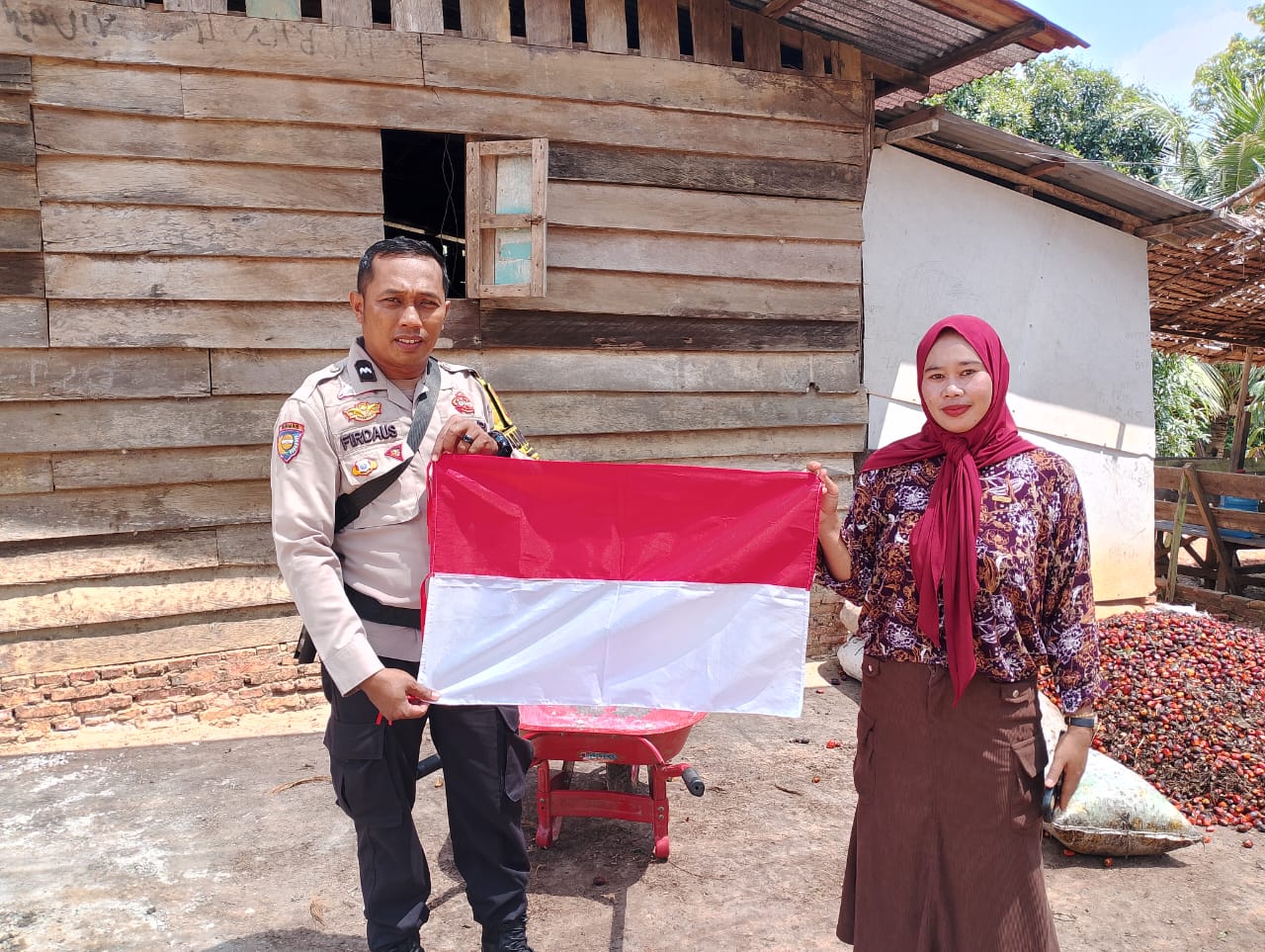 Jelang Hari Kemerdekaan, Polsek Rimba Melintang Gencar Bagikan Bendera Merah Putih