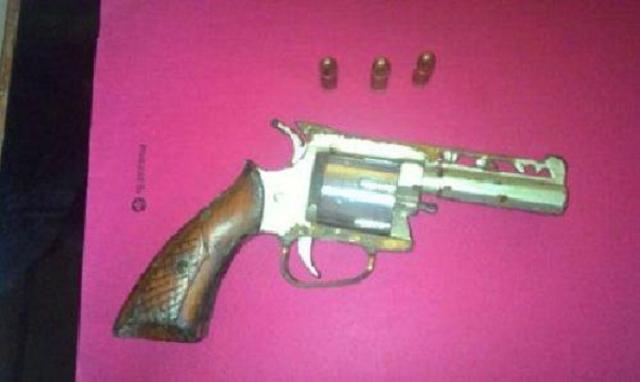 Bersihkan tiang jembatan, warga Rengat temukan senjata api rakitan