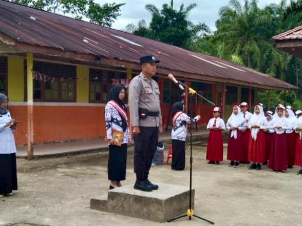 Peringati HUT ke-80 PGRI, Bhabinkamtibmas Jadi Irup di SDN 005 Bangko Kiri