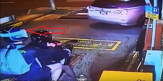 Hindari bayar parkir, Pemotor ini kena karma