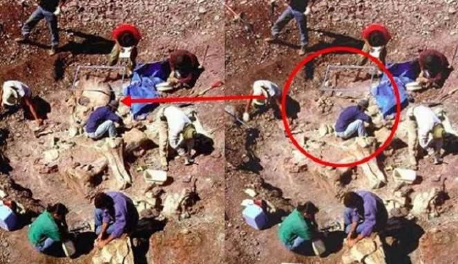 7 Kerangka Manusia Raksasa Palsu Bikin Heboh